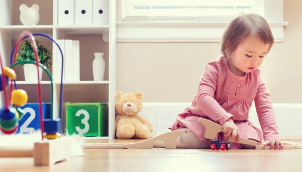 Szczęśliwego malucha dziewczyna bawi sie z zabawkami — Zdjęcie stockowe