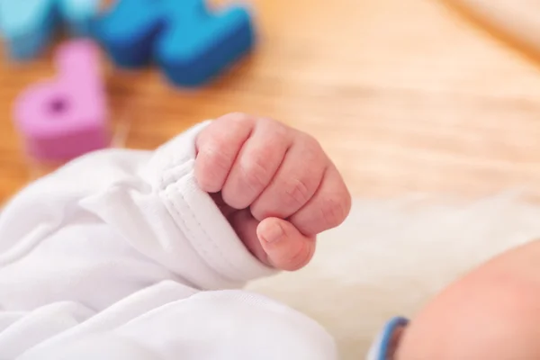 Nyfödda spädbarn baby's hand — Stockfoto
