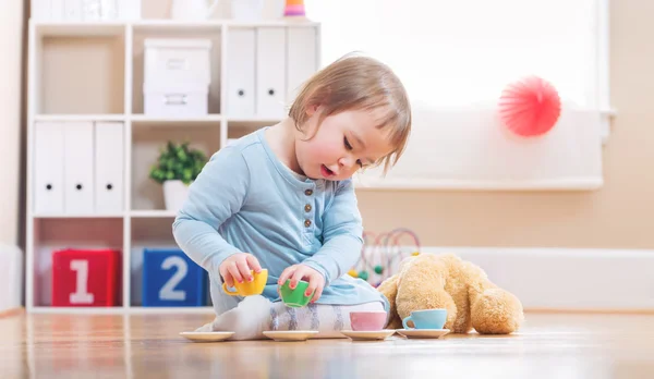 Toddler dziewczynka ma herbata z jej pluszowego misia — Zdjęcie stockowe