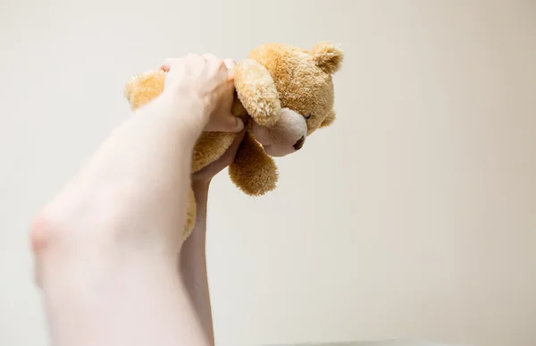 Håller upp en nallebjörn — Stockfoto