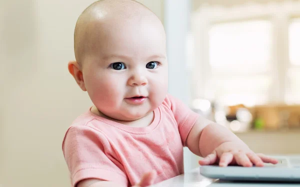 Felice neonata utilizzando il computer portatile — Foto Stock