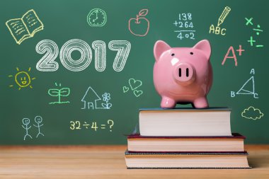 Kumbara kitaplar üstüne metinle yıl 2017