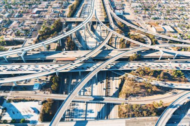 Los Angeles'ta bir otoyolun kavşak havadan görünümü