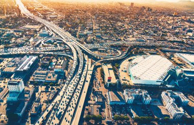 Los Angeles'ta bir otoyolun kavşak havadan görünümü