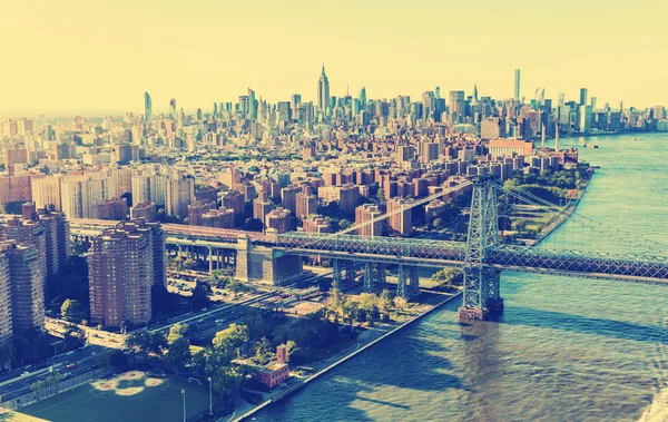 Мост Вильямсбург через Ист-Ривер в Манхэттене, шт. Нью-Йорк — стоковое фото