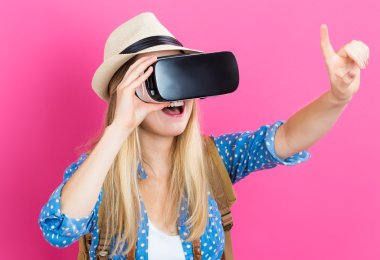 Sanal gerçeklik kulaklığı kullanan kadın