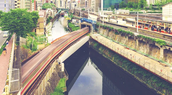 Meerdere dekking van de lijnen van de trein op Ochanomizu Station intokyo, — Stockfoto