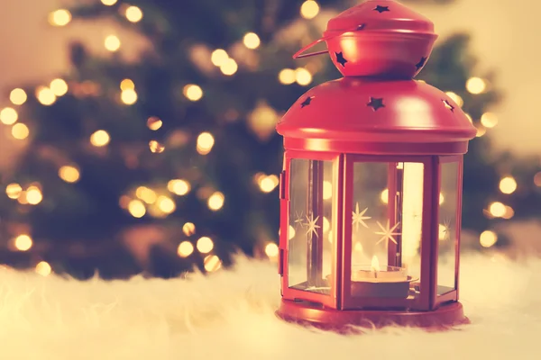 Weihnachtslaterne mit Baum — Stockfoto