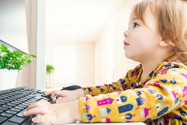 Dziewczyna pisania na komputerze — Zdjęcie stockowe