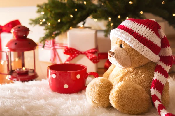 Orso con scatole regalo di Natale — Foto Stock