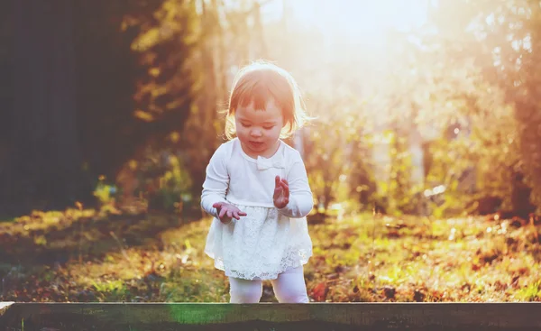 Menina jogando no jardim — Fotografia de Stock