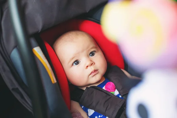 車の座席に女の赤ちゃん — ストック写真