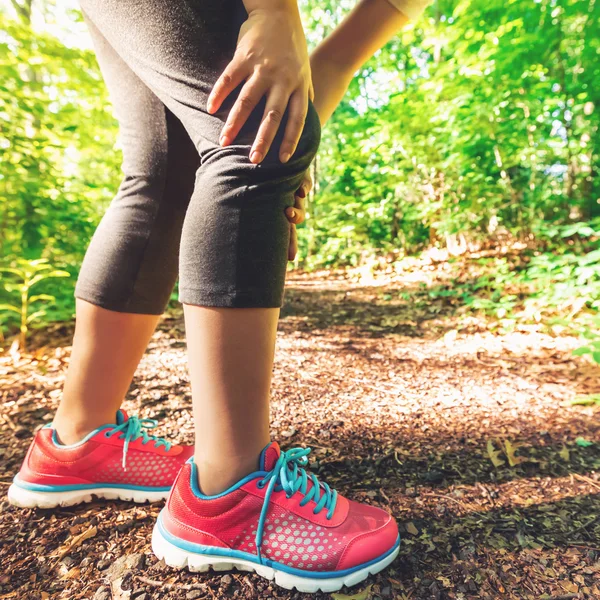 무릎 부상으로 여성 러너 — 스톡 사진
