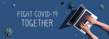 Covid-19 'la savaş. Dizüstü bilgisayar kullanan bir kadınla mesajlaşın.