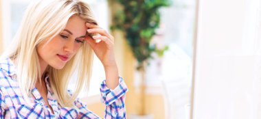 Grafik tasarımcısı grafik tabletini kullanıyor