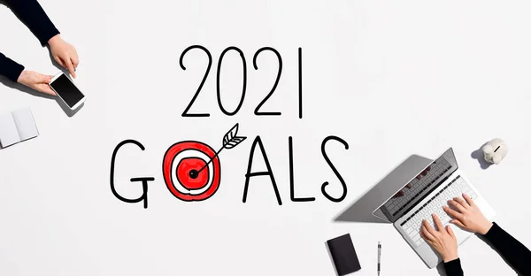 Concepto de metas 2021 con personas trabajando juntas —  Fotos de Stock