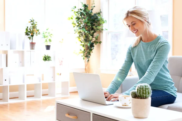 Jonge vrouw met behulp van haar laptop — Stockfoto