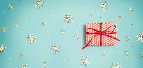 Caja de regalo de Navidad roja hecha a mano — Foto de Stock