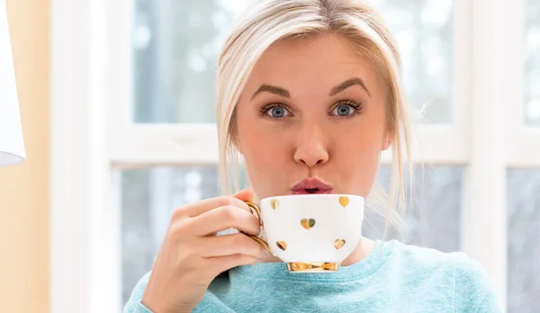 Gelukkige jonge vrouw die koffie drinkt — Stockfoto