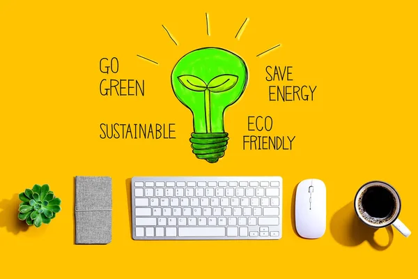 コンピューターキーボード付きの緑の電球 — ストック写真