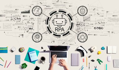 Bir dizüstü bilgisayar kullanan kişiyle robot işlem otomasyon temasıName