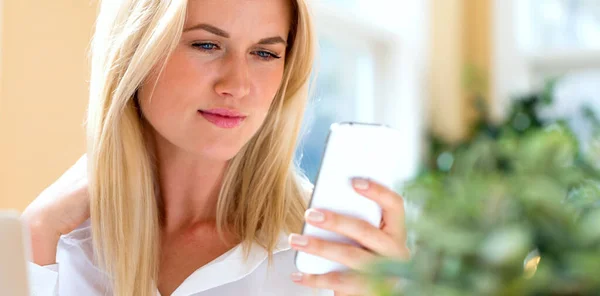 Jonge vrouw met behulp van haar telefoon — Stockfoto