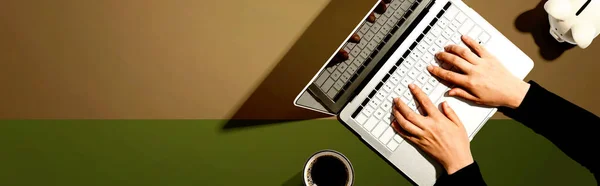 Человек, использующий ноутбук с копилкой — стоковое фото