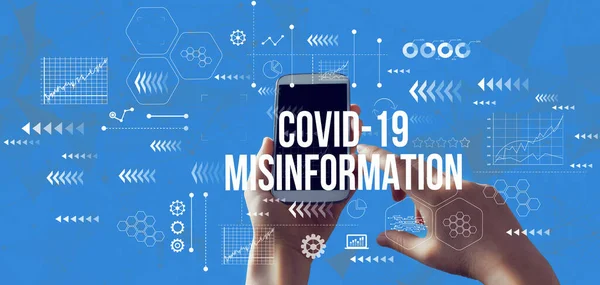 Tema Covid-19 Misinformation con smartphone —  Fotos de Stock