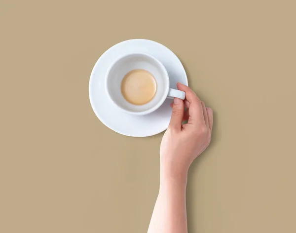 Женщина держит чашку чая за руку — стоковое фото