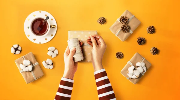 Persona haciendo cajas de regalo —  Fotos de Stock