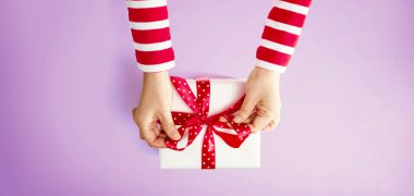 Yılbaşı hediyesi hazırlayan kişi