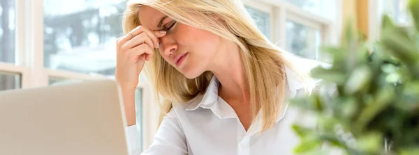 Junge Frau fühlt sich gestresst — Stockfoto