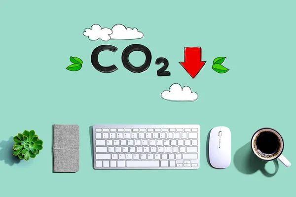 Reducir el concepto de CO2 con un teclado de ordenador — Foto de Stock