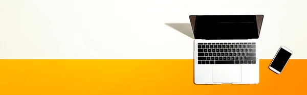 Laptop mit Smartphone — Stockfoto