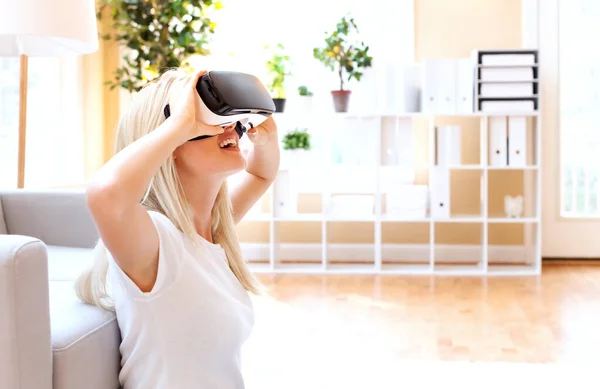 Felice giovane donna utilizzando un auricolare VR — Foto Stock