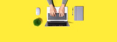 Dizüstü bilgisayar kullanan kişi