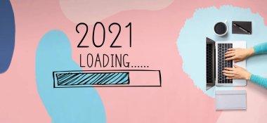 Yeni yıl 2021 dizüstü bilgisayarla yükleniyor