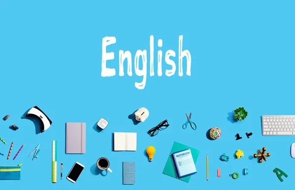 Вивчення англійської концепції за допомогою електронних пристроїв та офісних матеріалів. — стокове фото