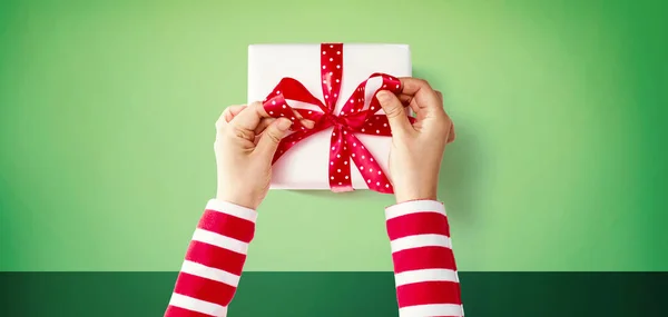 Pessoa fazendo uma caixa de presente de Natal — Fotografia de Stock