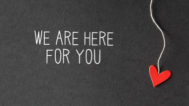 Senin için buradayız Kâğıt kalplerle mesaj