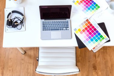 Grafik tasarım araçları olan ev ofisi