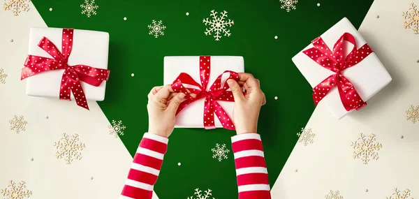 Pessoa fazendo caixas de presente de Natal — Fotografia de Stock