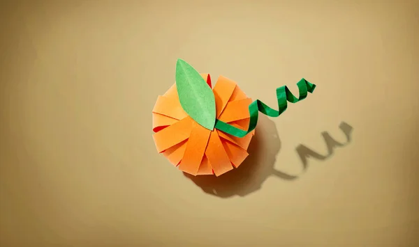 Artesanía de papel calabaza de otoño vista aérea — Foto de Stock