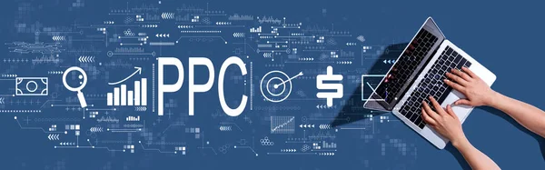 PPC - Betaal per klik concept met een vrouw die een laptop gebruikt — Stockfoto