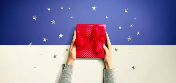 Person holding a gift box — Stock Photo, Image