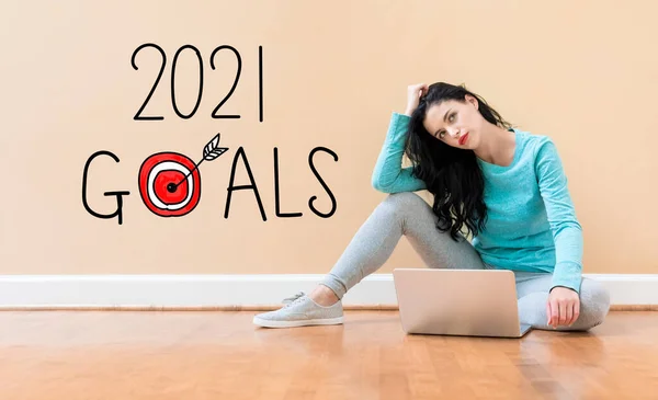 Concepto de metas 2021 con la mujer usando un ordenador portátil —  Fotos de Stock
