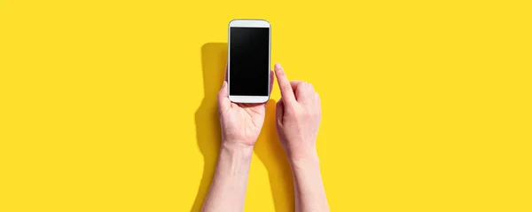 Persona che utilizza uno smartphone bianco — Foto Stock
