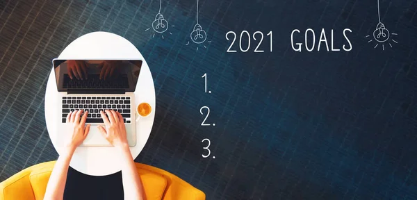 2021 metas con la persona usando un ordenador portátil —  Fotos de Stock