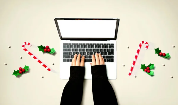 Πρόσωπο που χρησιμοποιεί φορητό υπολογιστή με χριστουγεννιάτικες διακοσμήσεις — Φωτογραφία Αρχείου