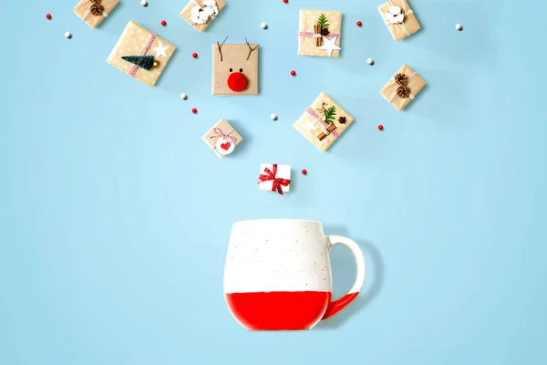 Cajas de regalo de Navidad con una taza roja — Foto de Stock